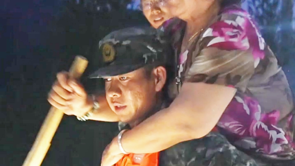 PAP troops rescue people trapped by flood in Beijing