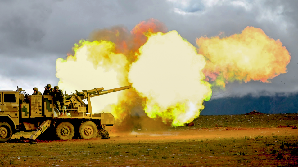 Vehicle-mounted howitzer spits fire on plateau