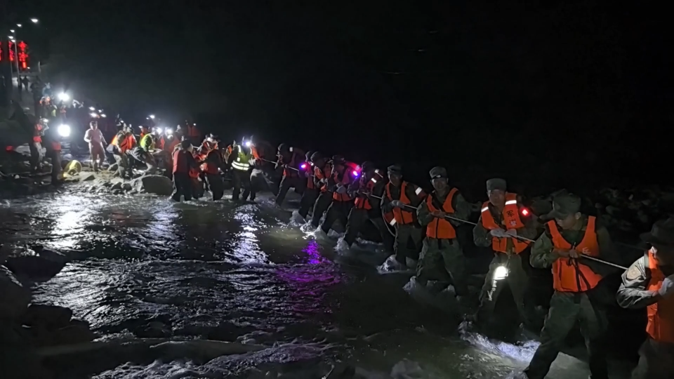 PLA, PAP troops evacuate residents trapped by floods in Beijing